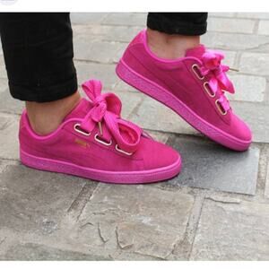 Puma Pink Suede Heart Limited Valentines Sneakers size 9